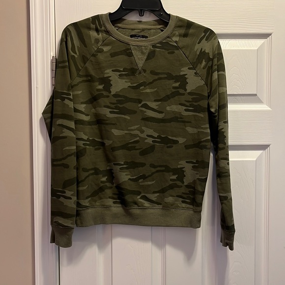 ⭐️SALE⭐️ ⭐️NWOT Camo lucky brand crewneck - Picture 5 of 9